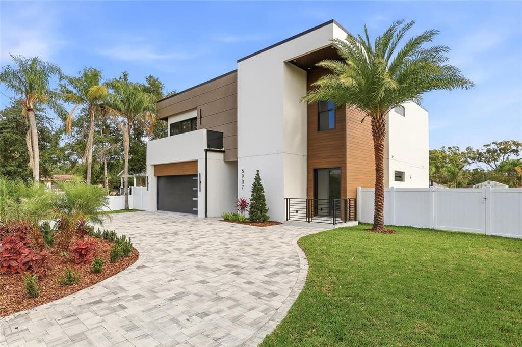 6907 N BOULEVARD TAMPA, FL 33604