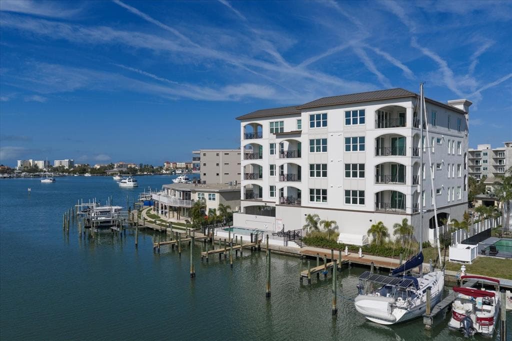 211 DOLPHIN POINT UNIT 5 CLEARWATER, FL 33767