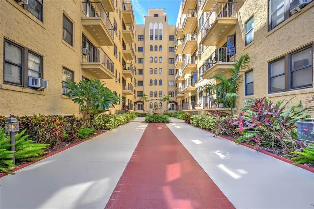 130 4TH AVENUE N UNIT 610 ST PETERSBURG, FL 33701