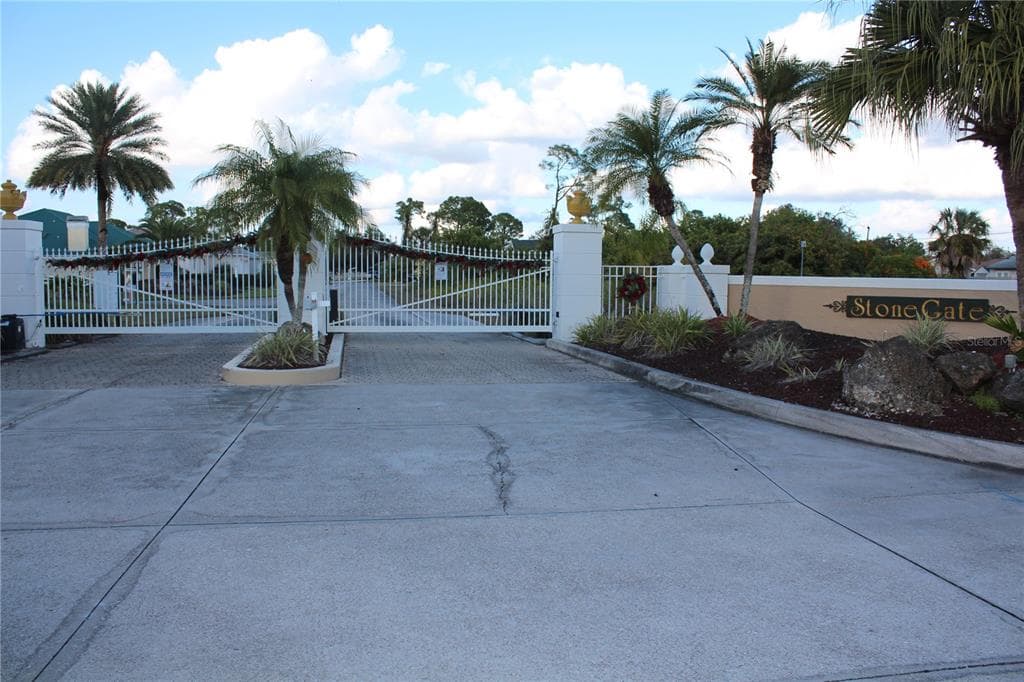 2250 STONEGATE CIRCLE PORT CHARLOTTE, FL 33948