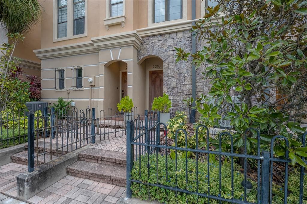 2210 SOHO BAY COURT TAMPA, FL 33606