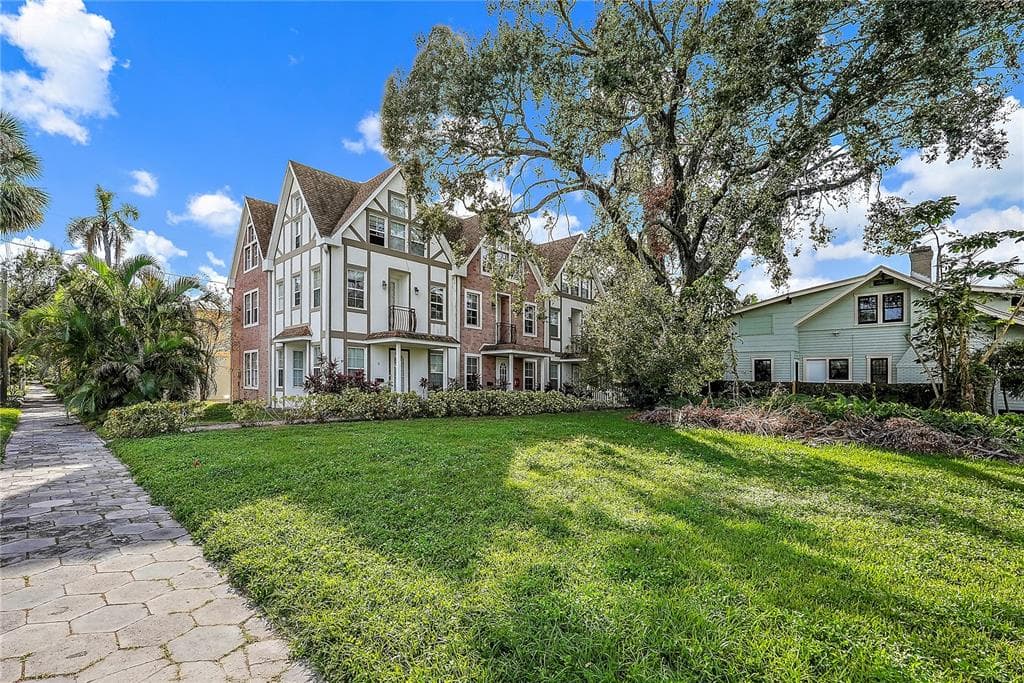 832 BAY STREET NE UNIT 3