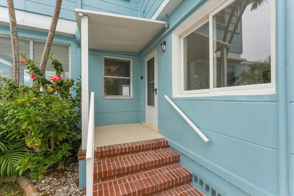 483 E SHORE DRIVE UNIT E2