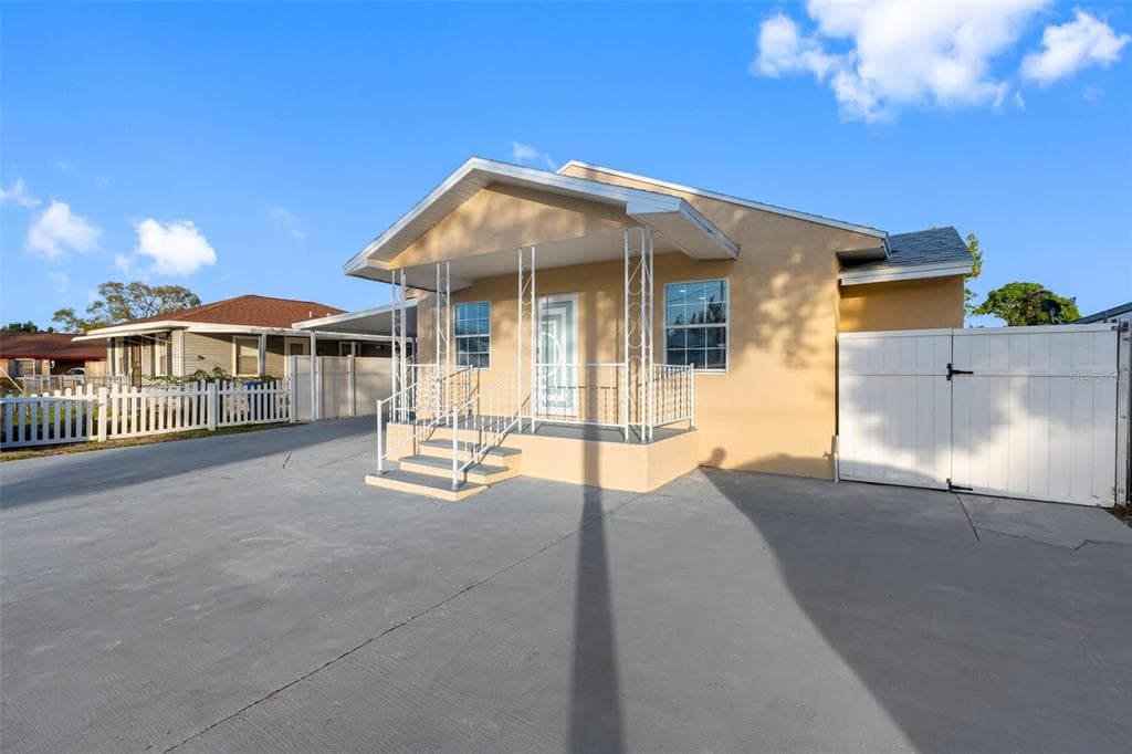 7223 N CLARK AVENUE TAMPA, FL 33614