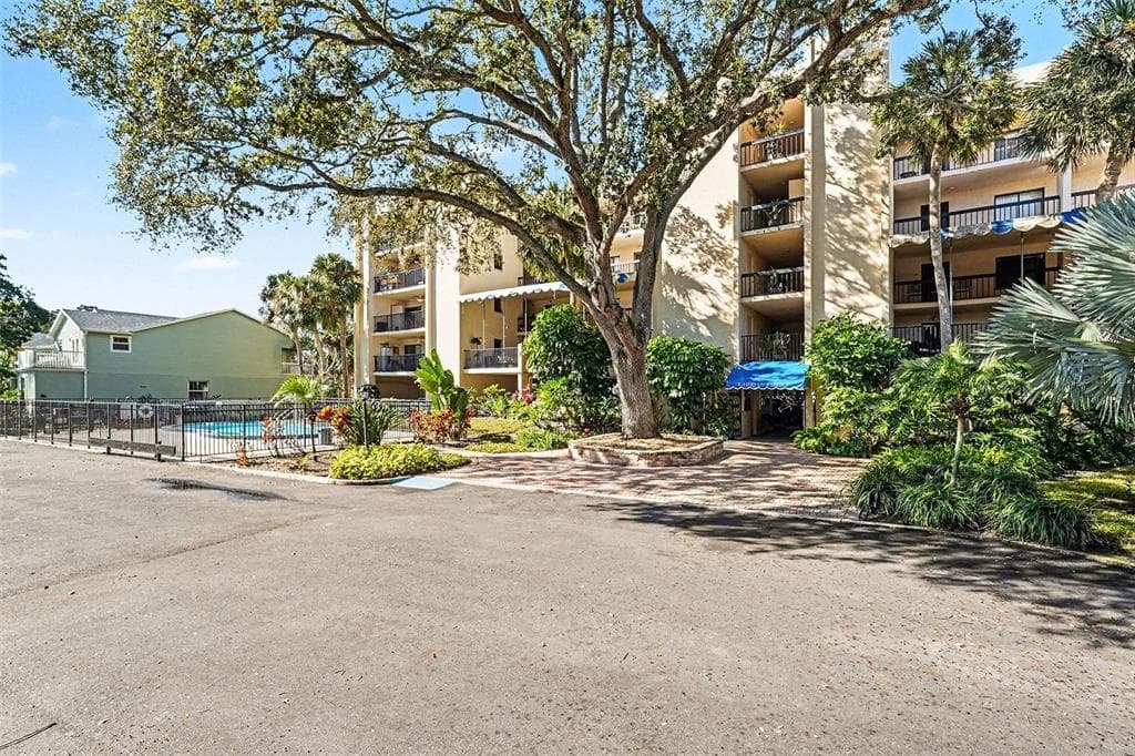 303 TARPON POINT TARPON SPRINGS, FL 34689