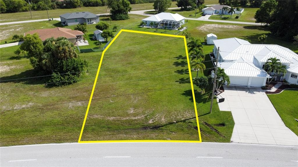 4239 E GATOR CIRCLE CAPE CORAL, FL 33909