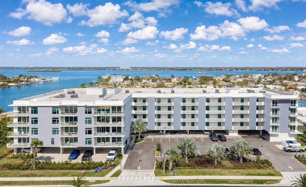 415 ISLAND WAY UNIT 402 CLEARWATER BEACH, FL 33767