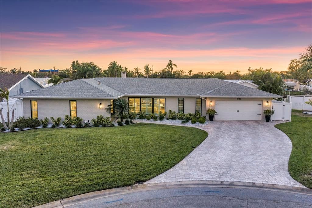 5166 HORSESHOE PLACE NE ST PETERSBURG, FL 33703