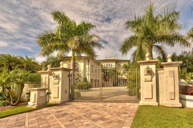 220 GULF BOULEVARD UNIT 8 BELLEAIR BEACH, FL 33786