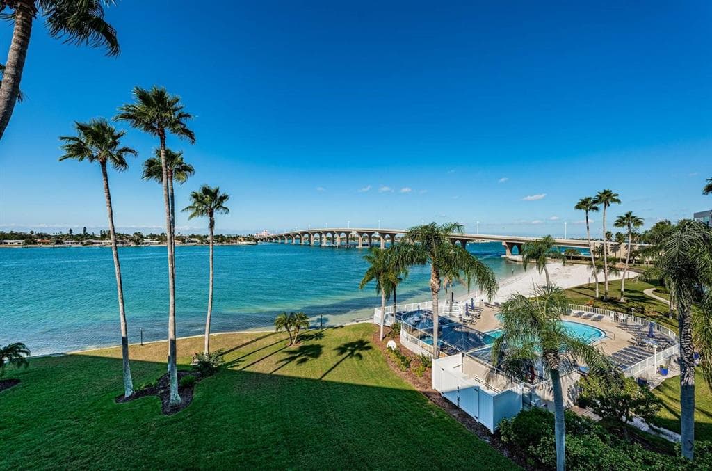 5901 BAHIA DEL MAR CIRCLE UNIT 422 ST PETERSBURG, FL 33715