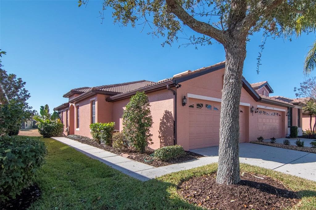 125 SHELL FALLS DRIVE APOLLO BEACH, FL 33572