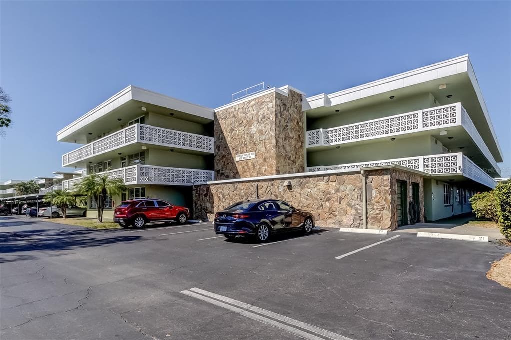 4710 BAY STREET NE UNIT 204 ST PETERSBURG, FL 33703