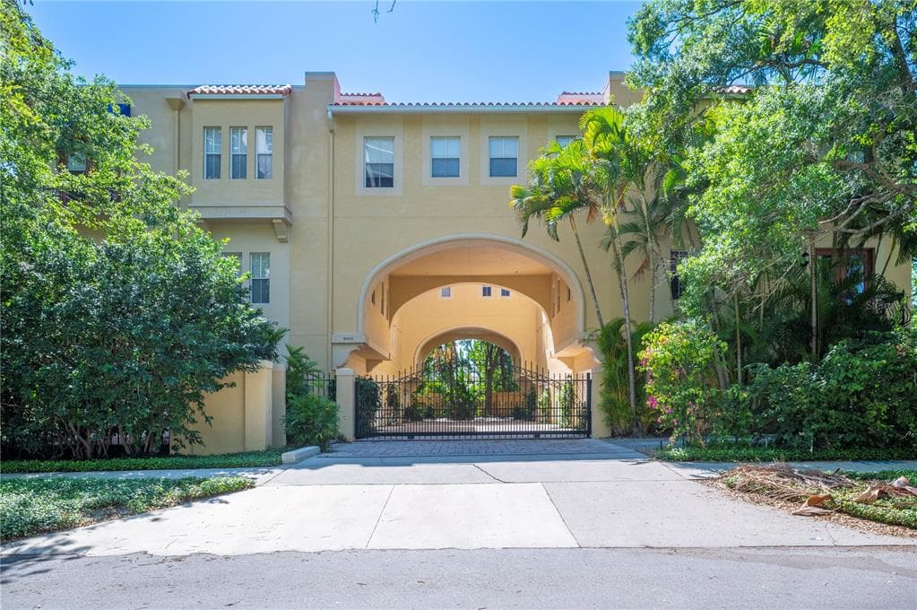 3010 W STOVALL STREET UNIT B TAMPA, FL 33629