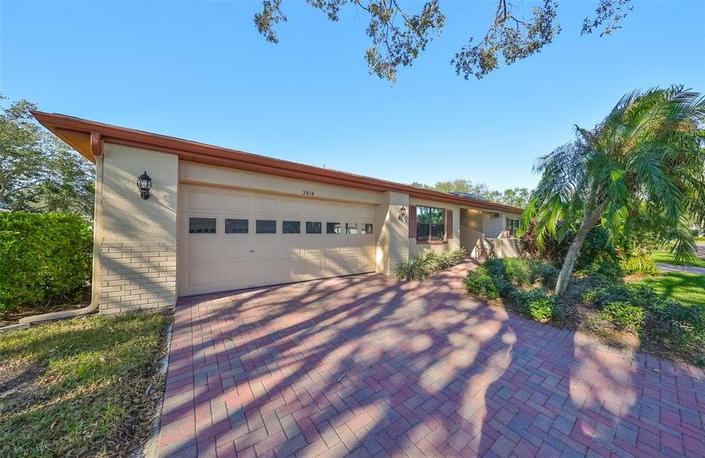 2414 LOCKSLEY STREET SUN CITY CENTER, FL 33573