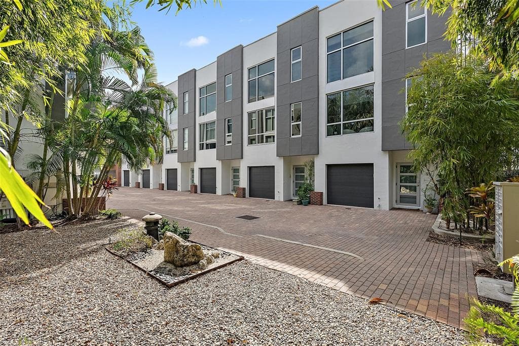 325 5TH AVENUE S UNIT 10 ST PETERSBURG, FL 33701