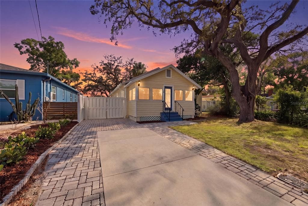106 W CREST AVENUE TAMPA, FL 33603