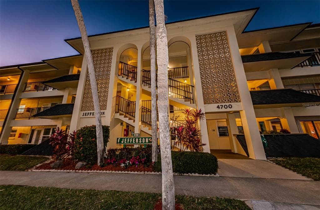 4700 COVE CIRCLE UNIT 110 ST PETERSBURG, FL 33708