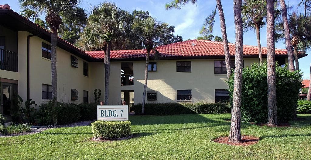 704 HAMMOCK PINE BOULEVARD UNIT 704 CLEARWATER, FL 33761