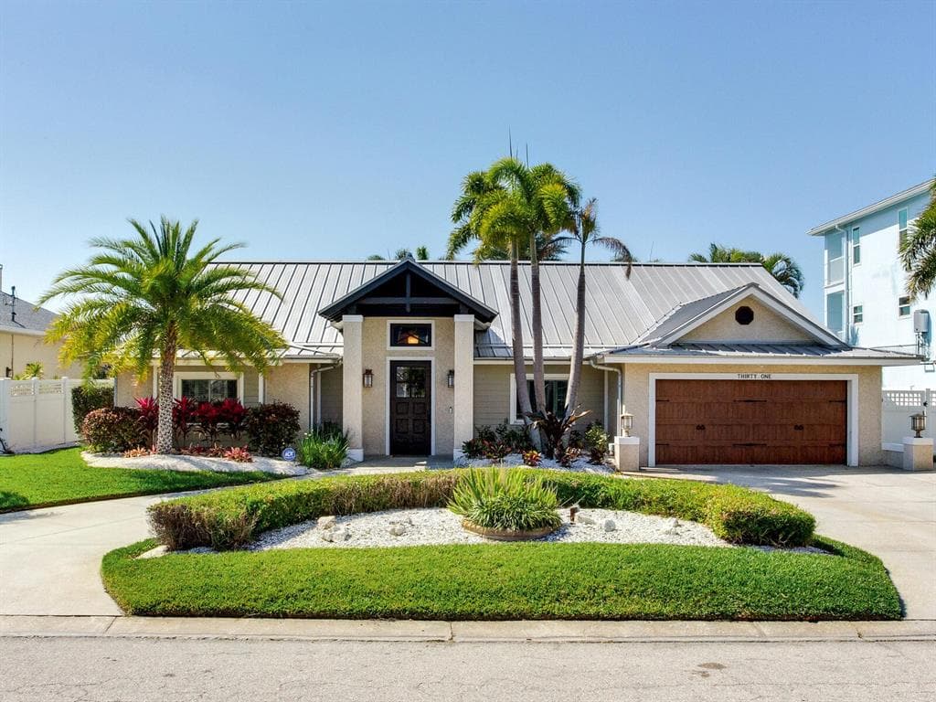 31 N PINE CIRCLE BELLEAIR, FL 33756