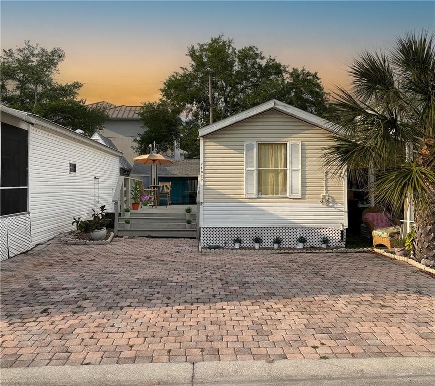 21027 LAZY DAYS CIRCLE LUTZ, FL 33558