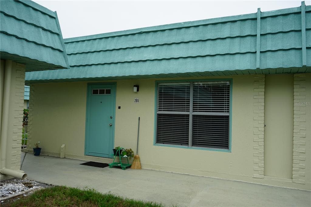101 CAMBRIDGE TRL UNIT 205 SUN CITY CENTER, FL 33573