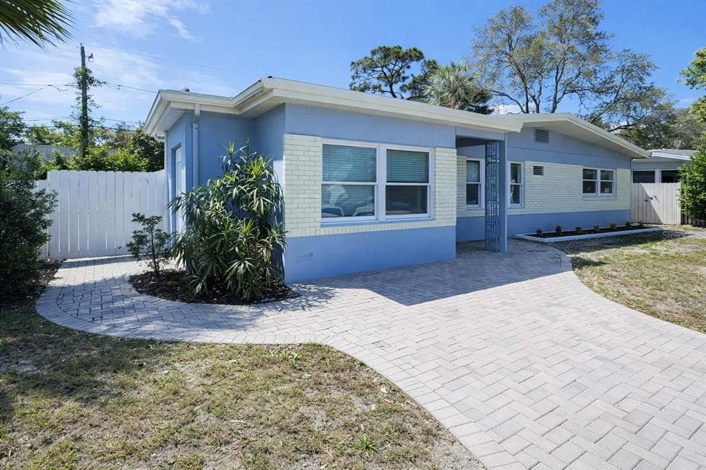 1105 CONNECTICUT ROAD TARPON SPRINGS, FL 34689
