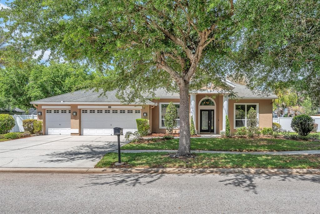 5613 LARK MEADOW PLACE LITHIA, FL 33547