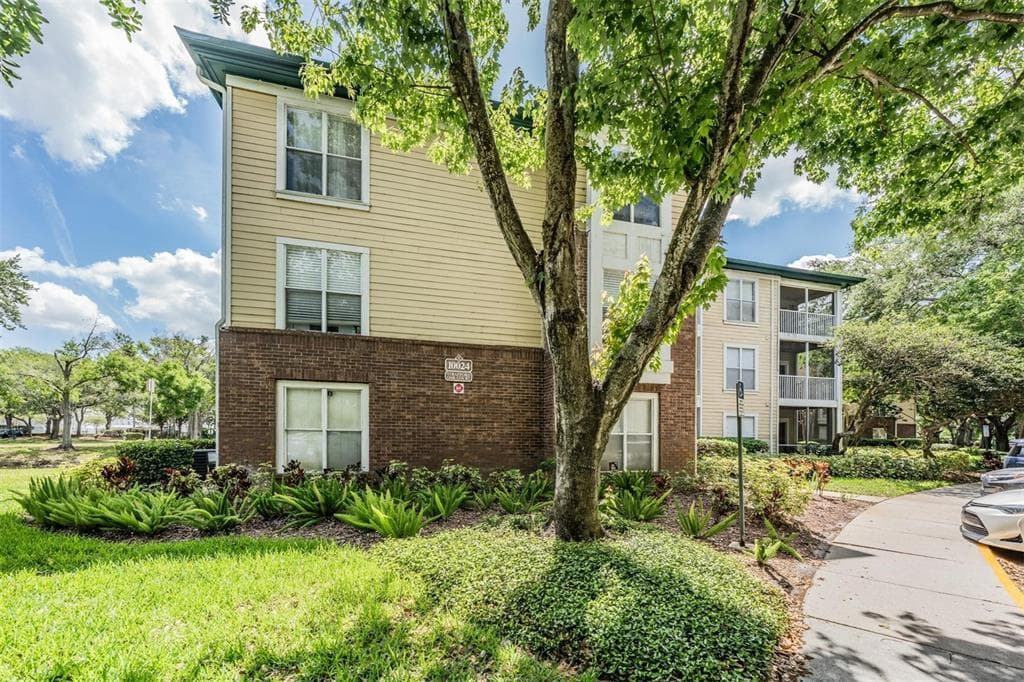 10024 STRAFFORD OAK COURT UNIT 802 TAMPA, FL 33624