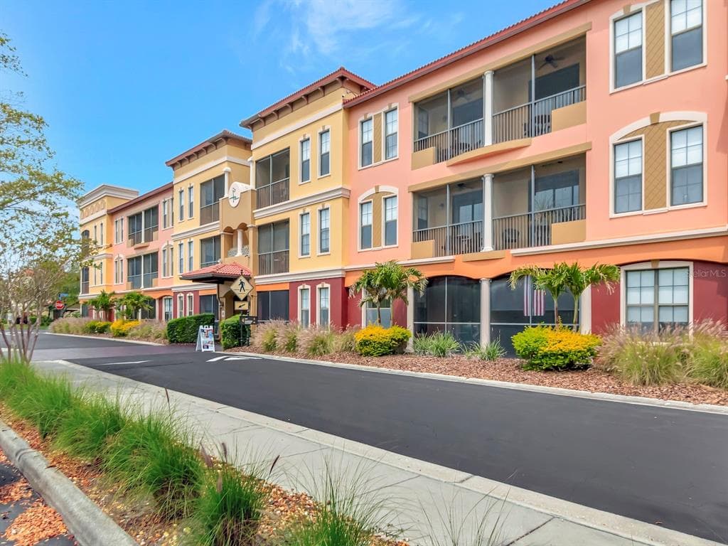 13941 CLUBHOUSE DR UNIT 105 TAMPA, FL 33618