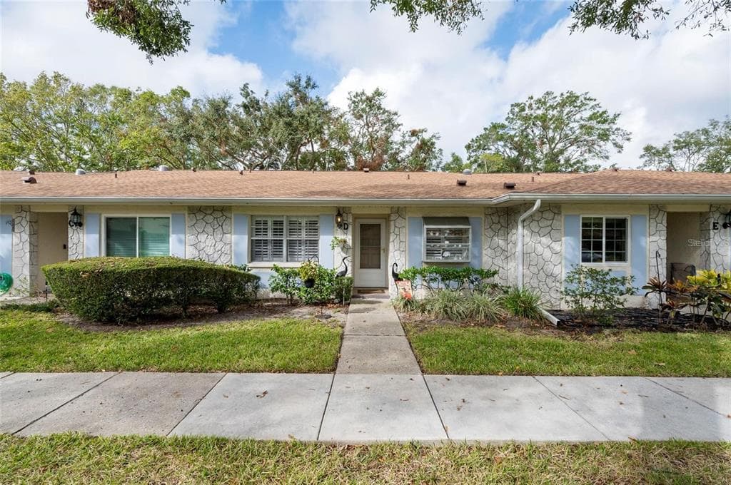 2238 LARK CIRCLE W UNIT D PALM HARBOR, FL 34684