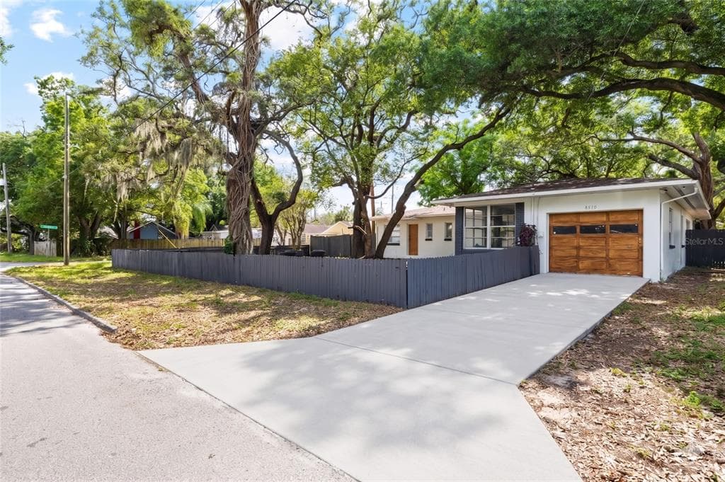 8510 N SEMINOLE AVENUE TAMPA, FL 33604