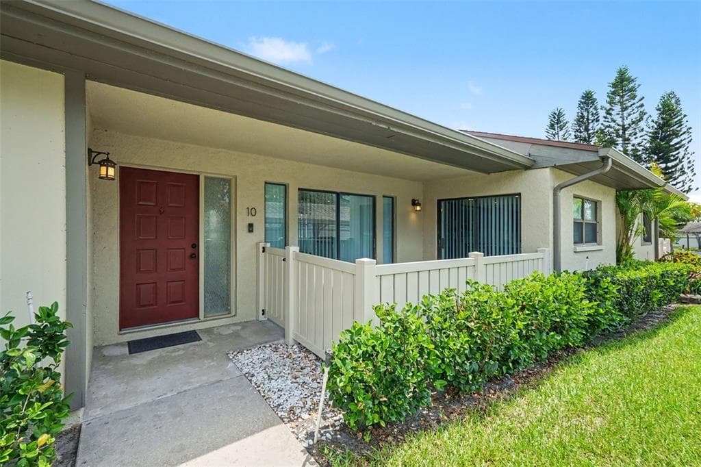 10 LESLEY LANE OLDSMAR, FL 34677