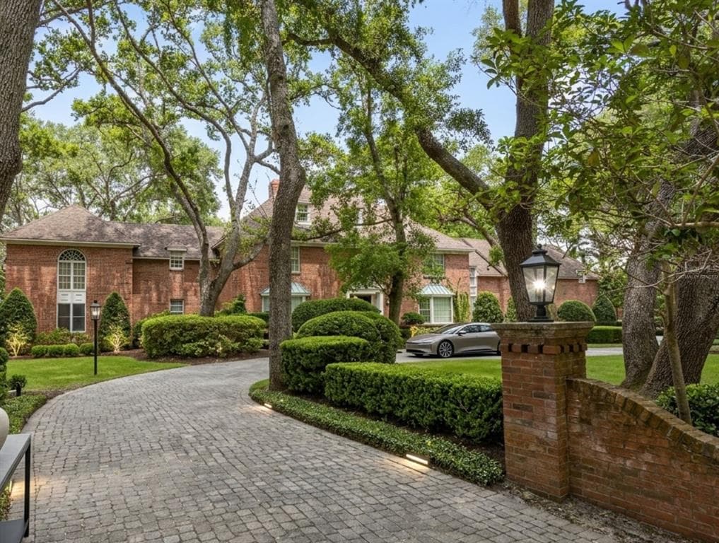 2124 LAURENCE DRIVE
