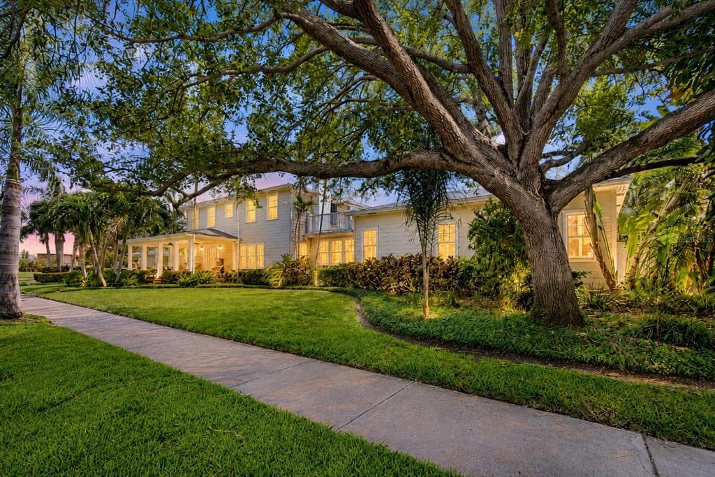 556 21ST AVENUE NE ST PETERSBURG, FL 33704