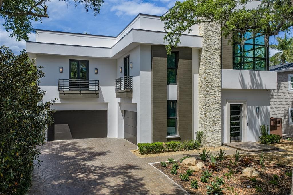 2903 W HAWTHORNE ROAD TAMPA, FL 33611