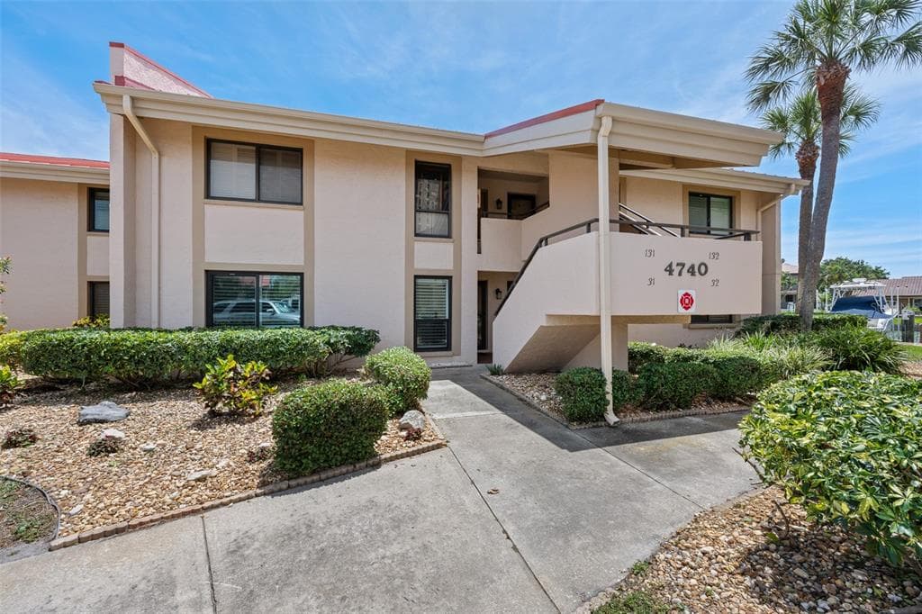 4740 BRITTANY DRIVE S UNIT 31 ST PETERSBURG, FL 33715