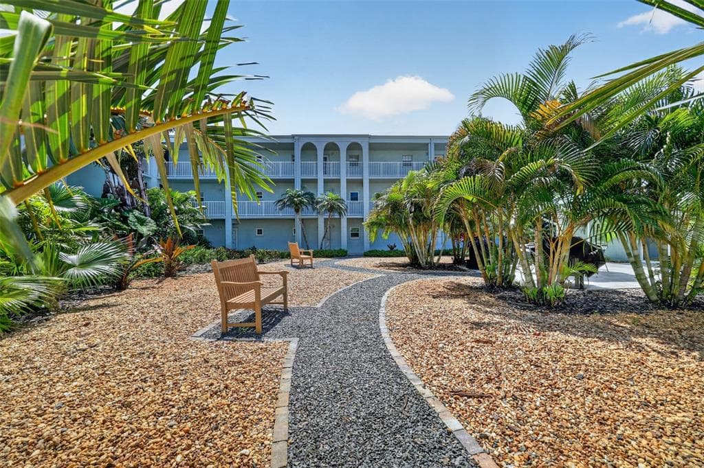 1706 BELLEAIR FOREST DRIVE UNIT 220 BELLEAIR, FL 33756