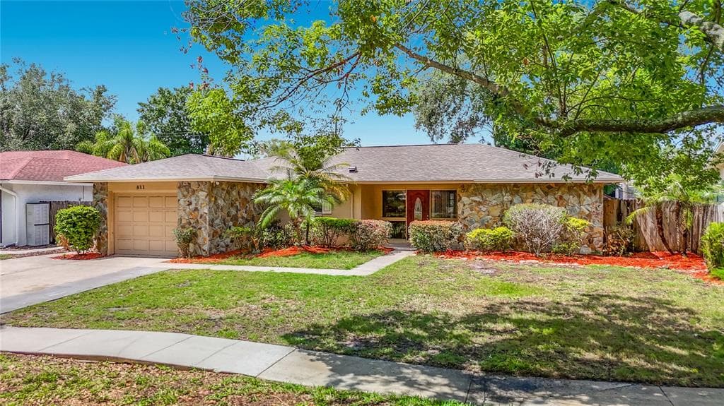 811 AMBASSADOR LOOP TAMPA, FL 33613