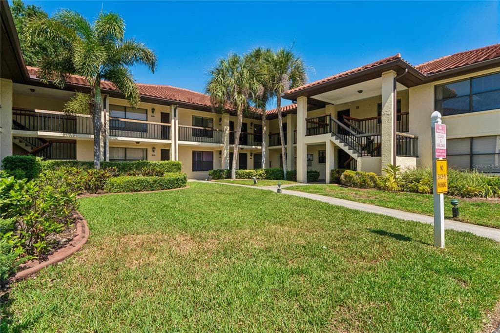 305 HAMMOCK PINE BOULEVARD UNIT 305 CLEARWATER, FL 33761