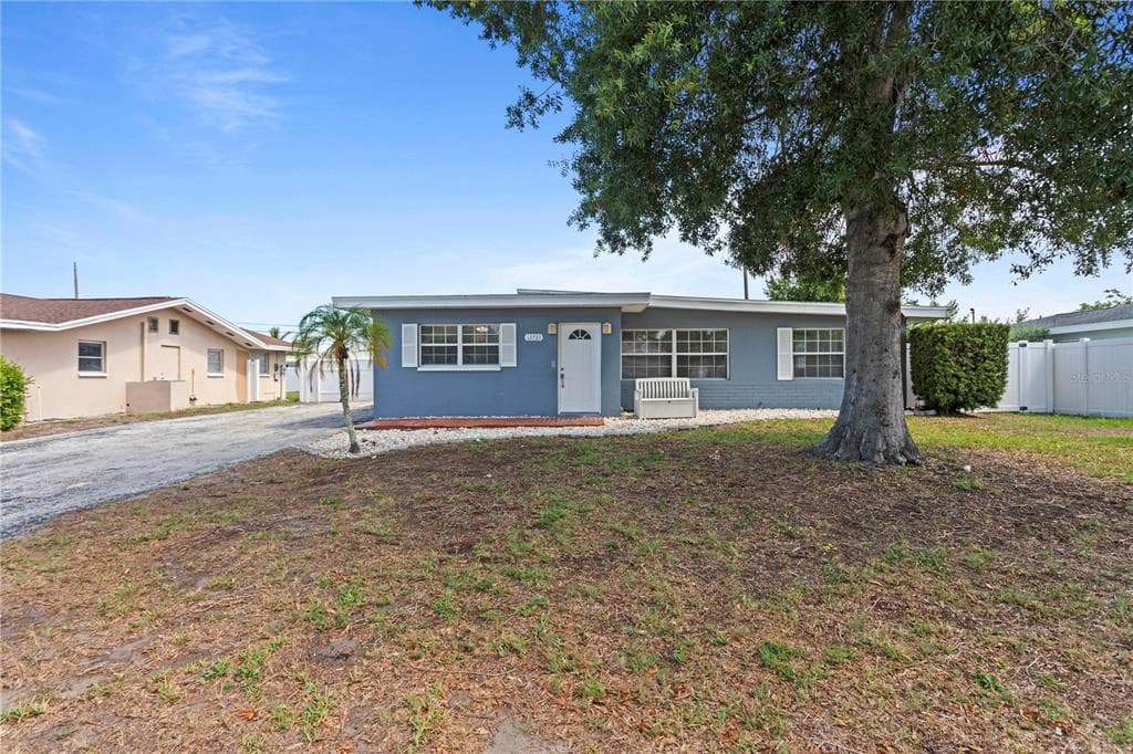 13733 TRINIDAD DRIVE SEMINOLE, FL 33776