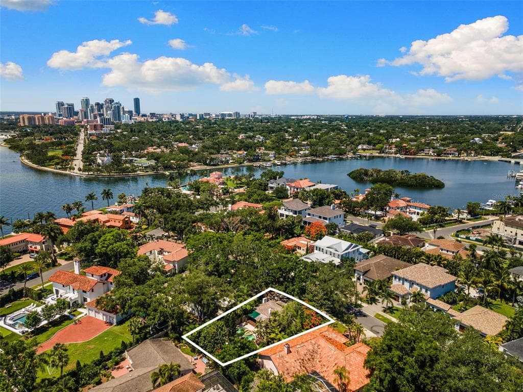 135 ARANDA STREET NE ST PETERSBURG, FL 33704