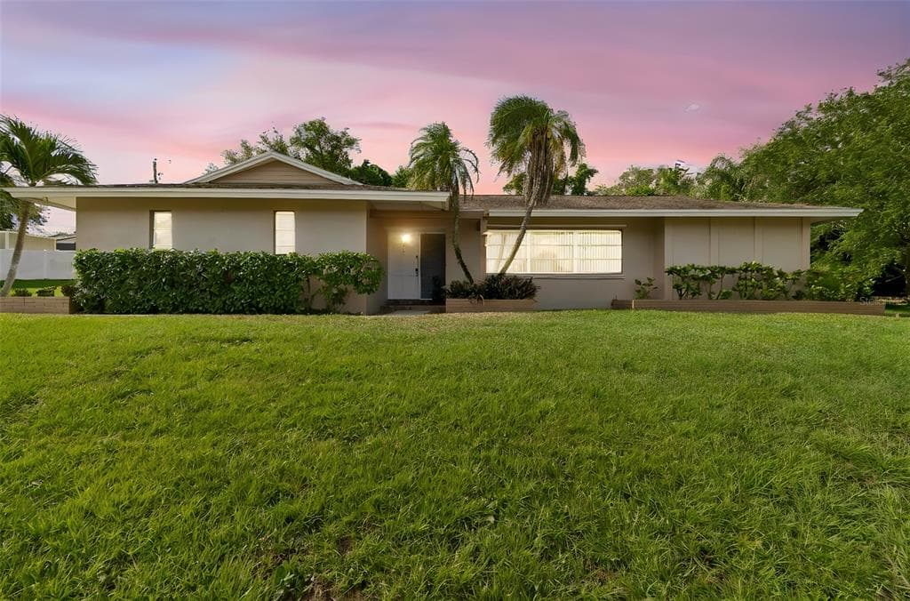 1251 HOLIDAY DRIVE TARPON SPRINGS, FL 34689