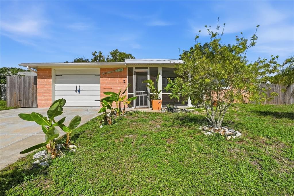2704 LAWN PLACE HOLIDAY, FL 34691