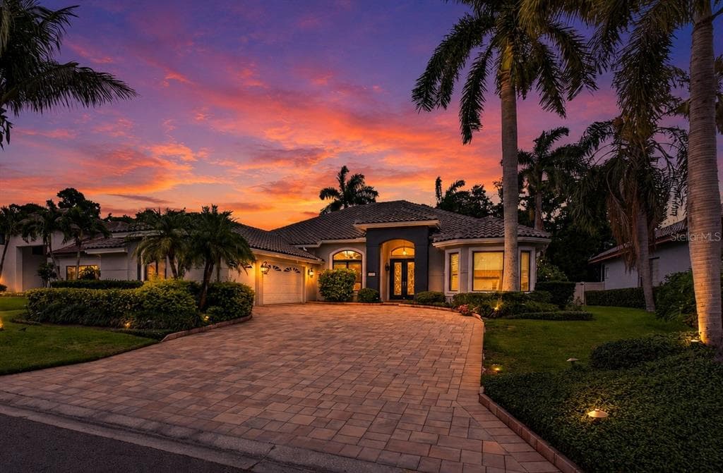 820 SAND PINE DRIVE NE ST PETERSBURG, FL 33703