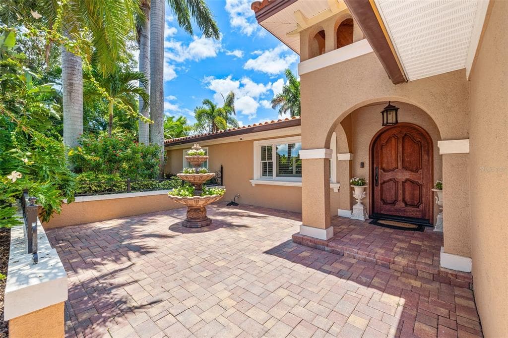 1124 SEVILLE LANE NE ST PETERSBURG, FL 33704