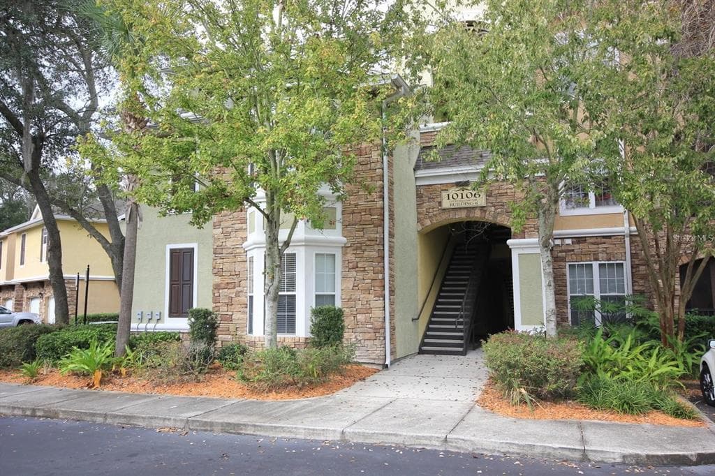 10106 COURTNEY OAKS CIRCLE UNIT 104 TAMPA, FL 33619