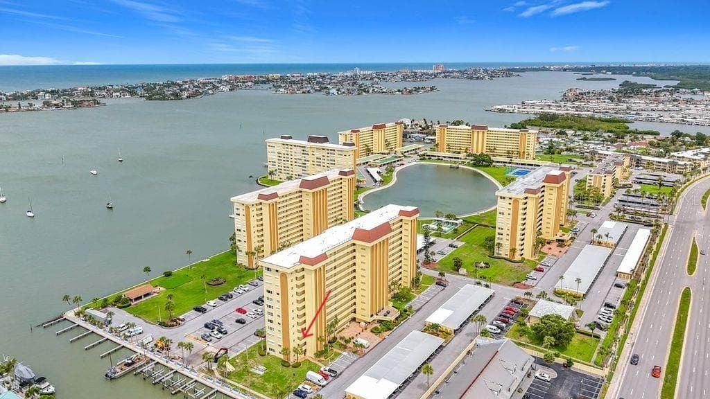 4550 COVE CIRCLE UNIT 302 ST PETERSBURG, FL 33708