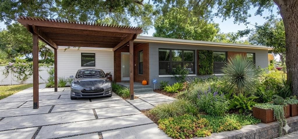 8702 BEVERLY DRIVE TAMPA, FL 33617