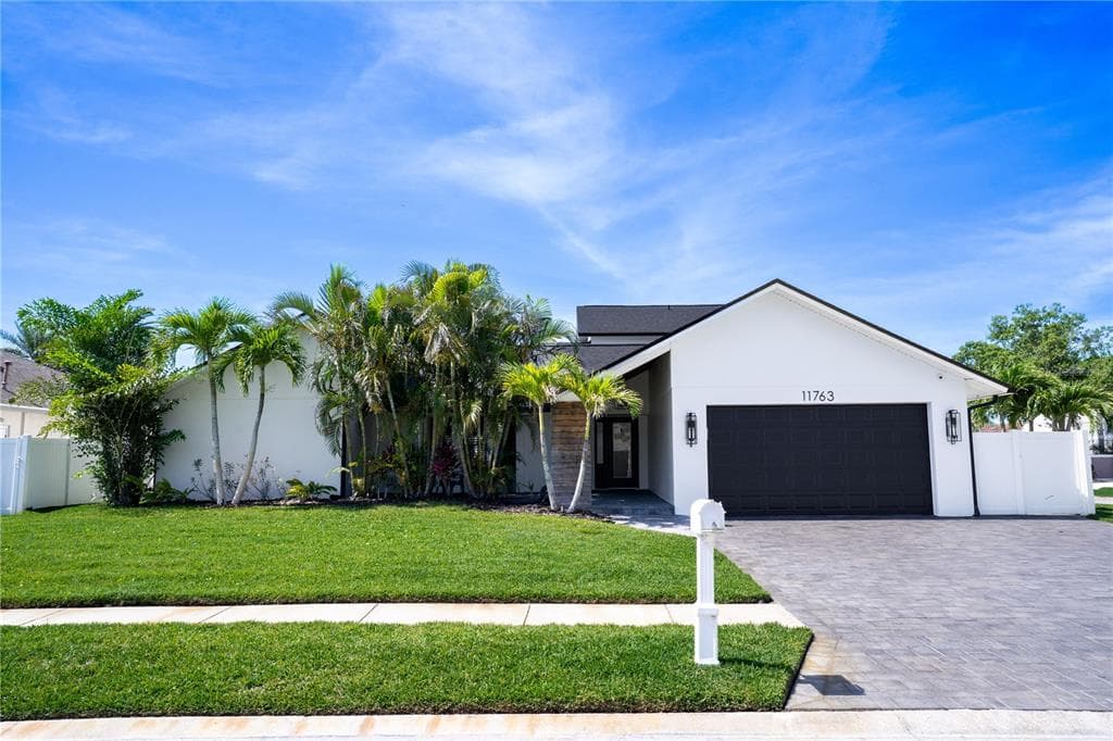 11763 HARBORSIDE CIRCLE LARGO, FL 33773