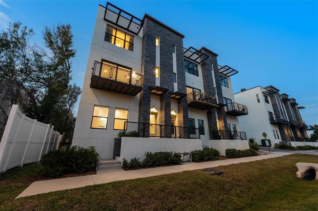 4810 W MCELROY AVENUE UNIT 1 TAMPA, FL 33611